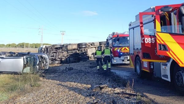 Accidente de tráfico entre un camión y dos turismos en la N-601, en La Pedraja de Portillo (Valladolid), en el que falleció una persona y otra resultó herida