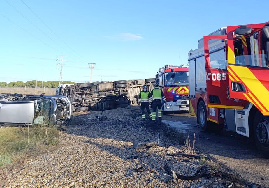 Accidente de tráfico entre un camión y dos turismos en la N-601, en La Pedraja de Portillo (Valladolid), en el que falleció una persona y otra resultó herida