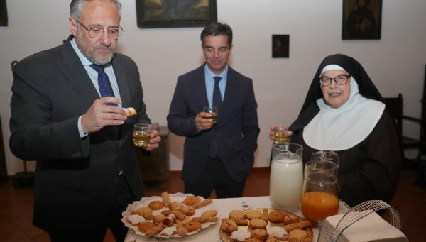 El presidente de las Cortes de Castilla y León, Carlos Pollán; junto al presidente de la fundación Castila y León, Juan Zapatero; y a sor Micaela,presenta en el Monasterio de santa Clara las jornadas de repostería de convento 'Dulce Tentación'.