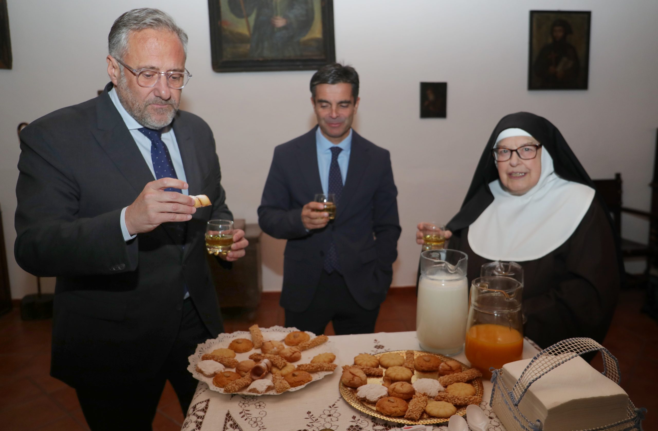 El presidente de las Cortes de Castilla y León, Carlos Pollán; junto al presidente de la fundación Castila y León, Juan Zapatero; y a sor Micaela,presenta en el Monasterio de santa Clara las jornadas de repostería de convento 'Dulce Tentación'.