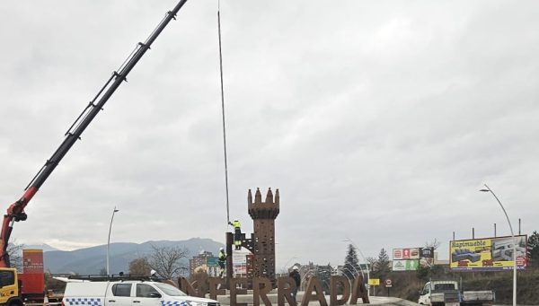 Escultura del Castillo de Ponferrada en la glorieta de Montearenas