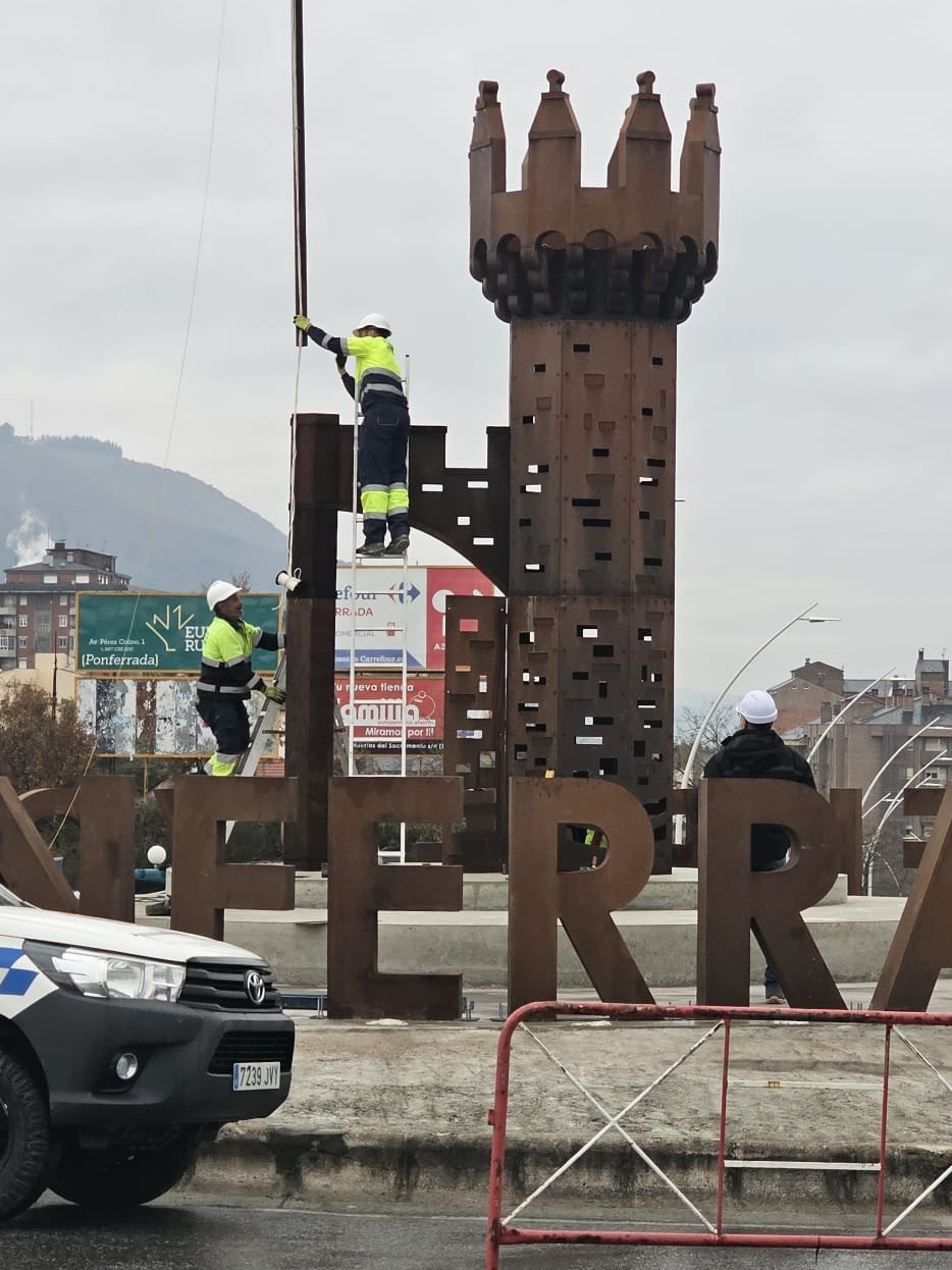 Escultura del Castillo de Ponferrada en la glorieta de Montearenas