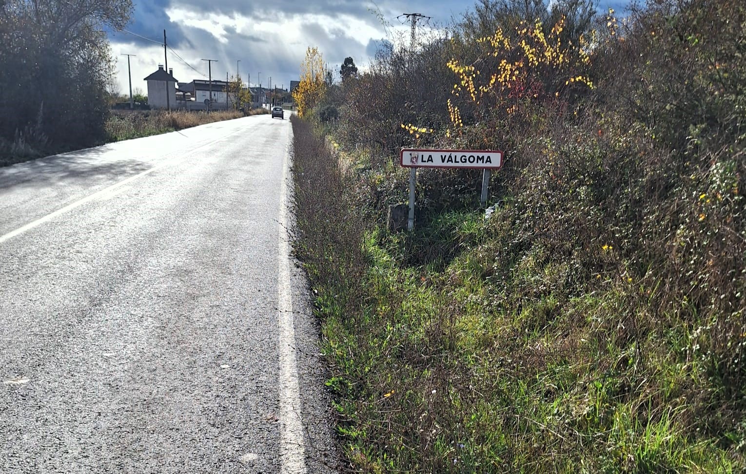 Travesía sin aceras en La Válgoma