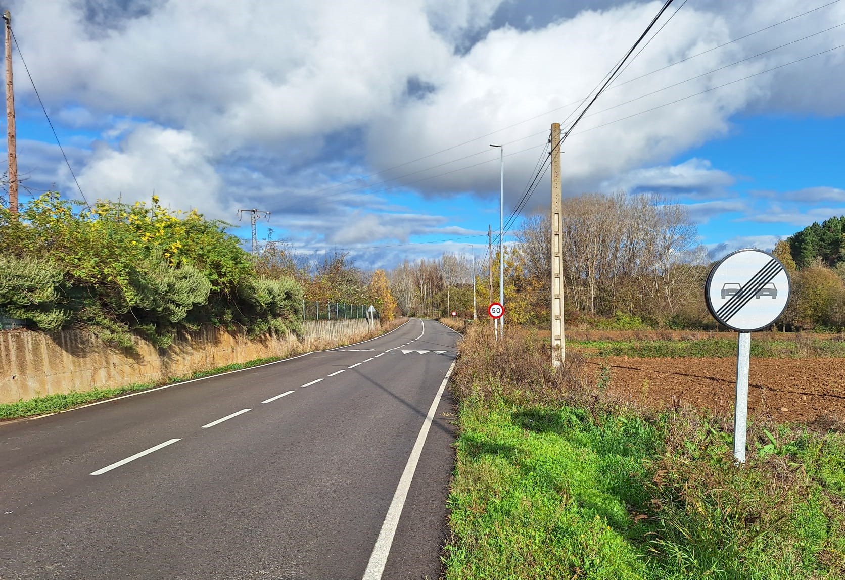 Carretera LE-5209 entre Hervededo y La Válgoma