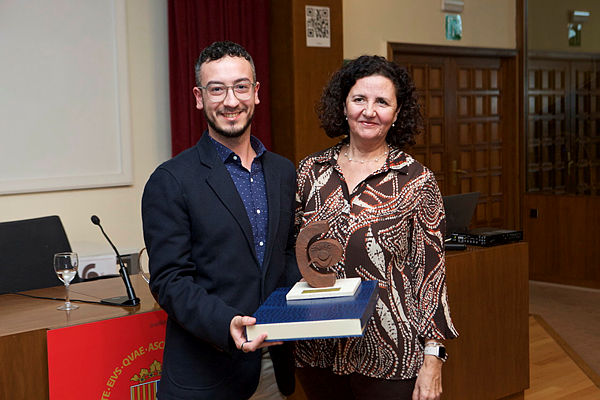 David Bermejo, con el premio recibido en Alicante