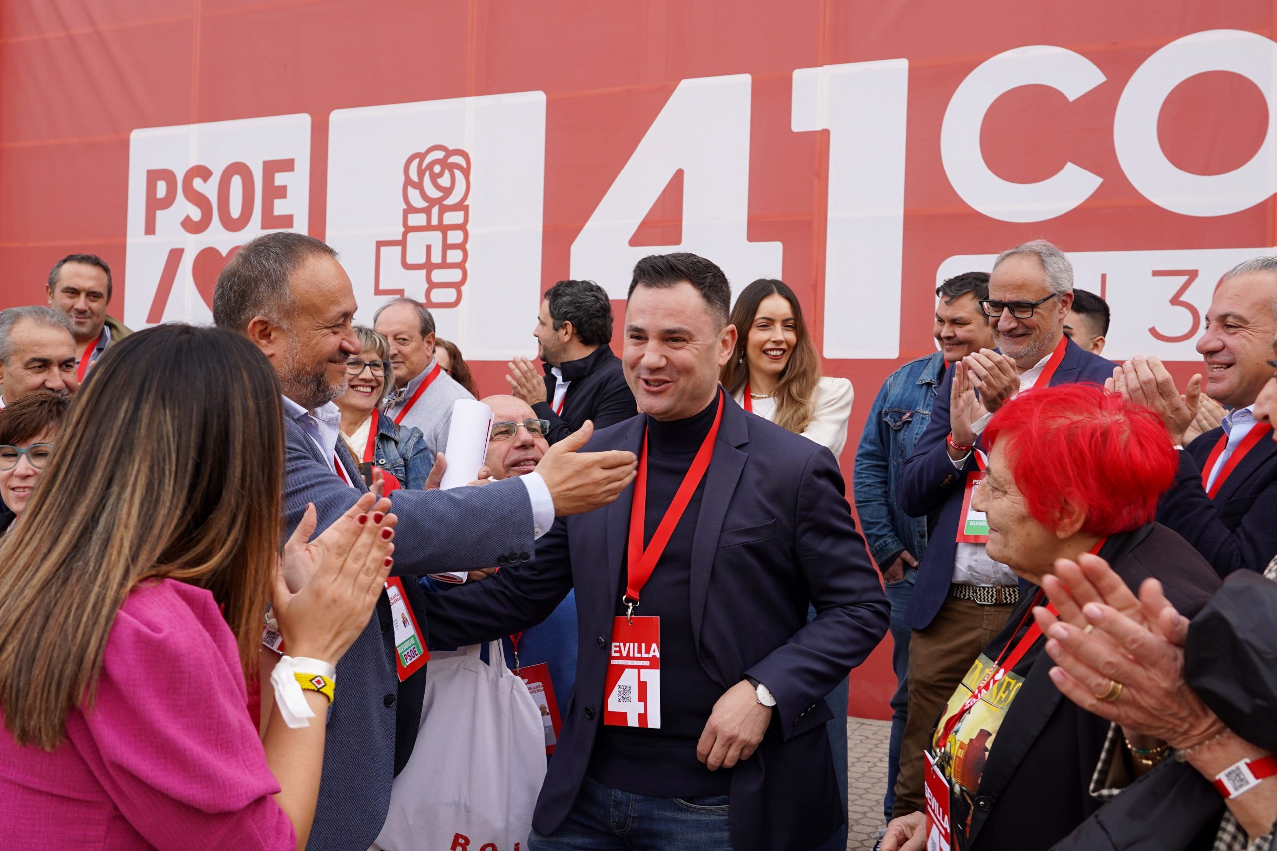 El secretario provincial de León Javier Cendón recibe la felicitación de la delegación leonesa por su nombramiento en la clausura del 41 Congreso Federal del PSOE