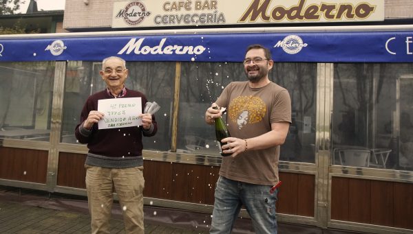 El bar Moderno de Columbrianos reparte parte de un cuarto premio.