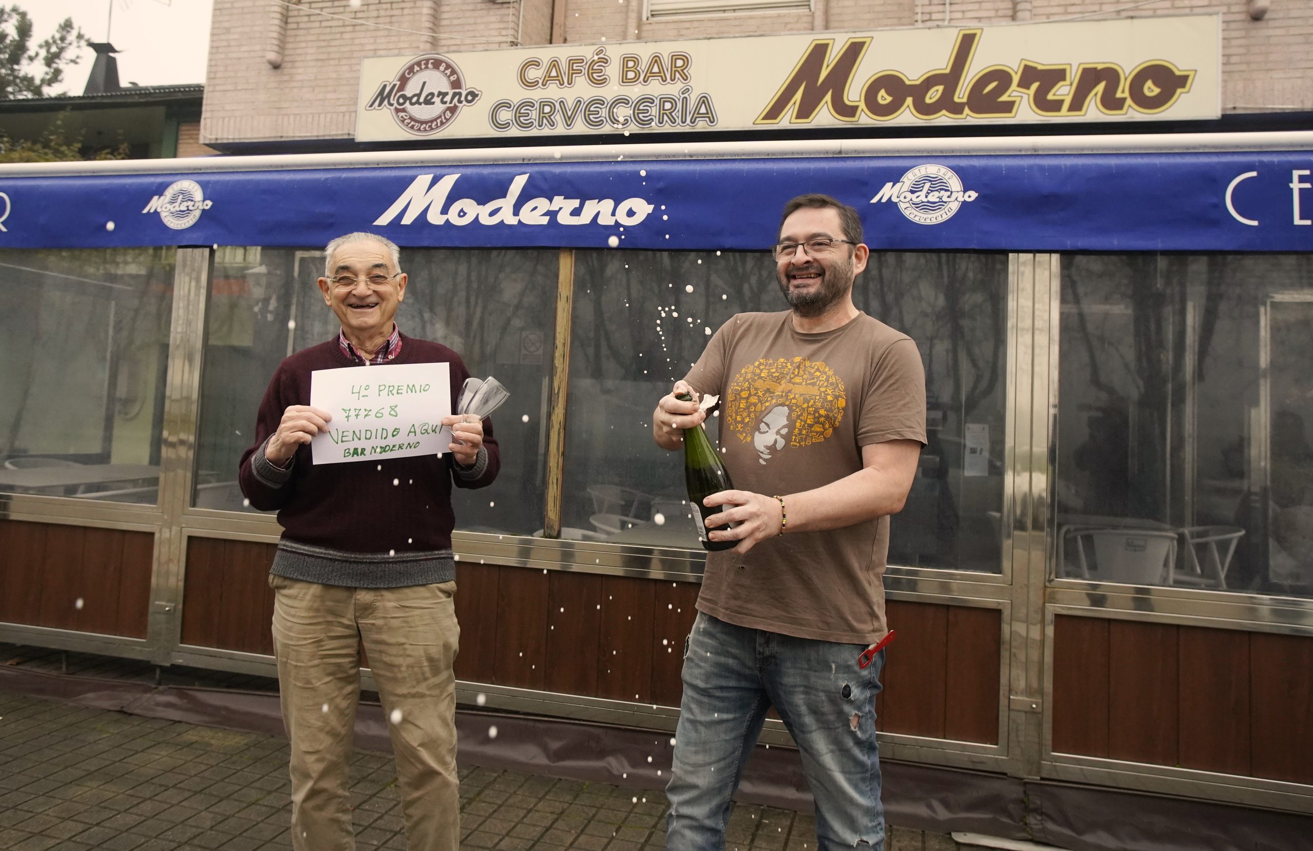 El bar Moderno de Columbrianos reparte parte de un cuarto premio.