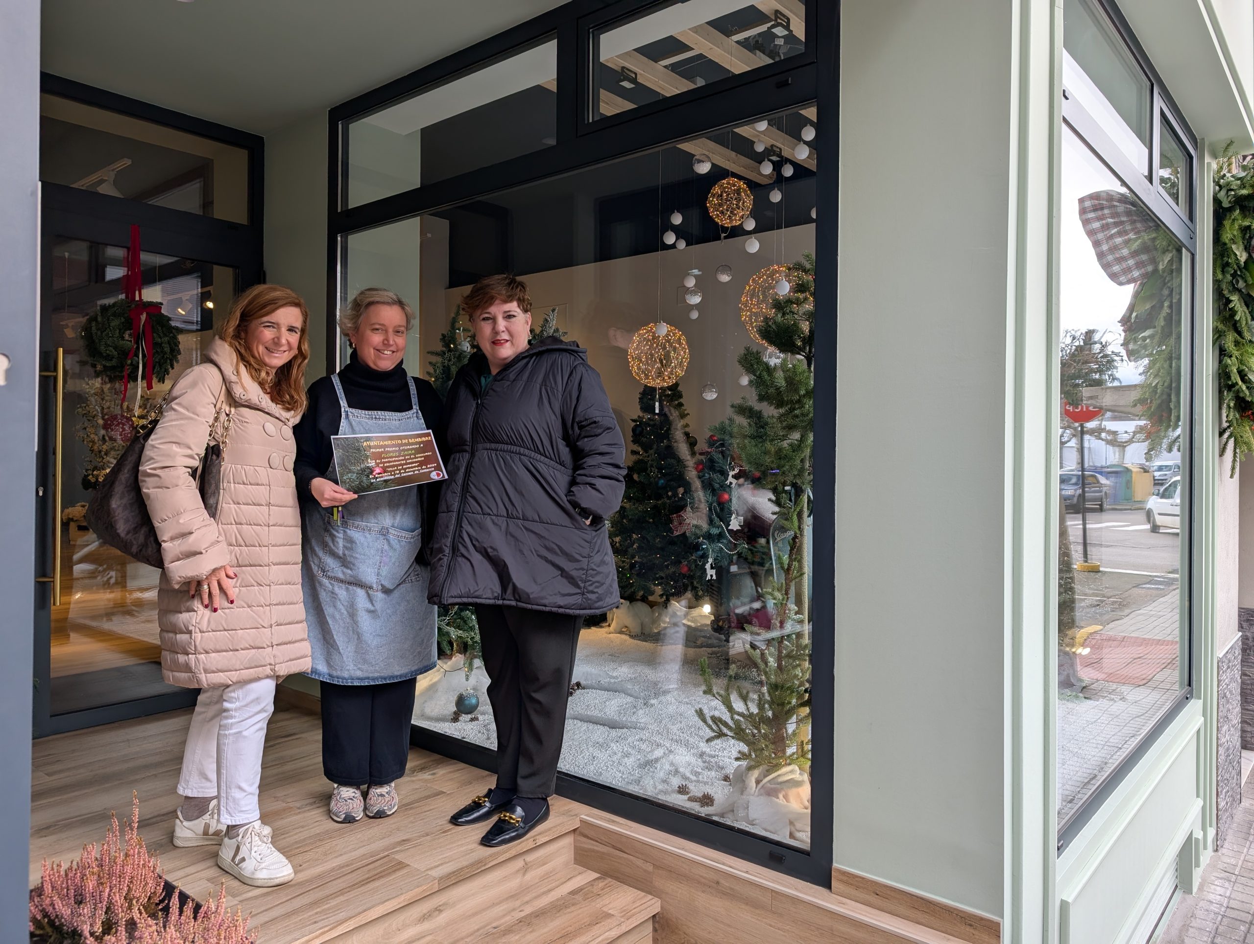 Flores Zaira, establecimiento ganador del concurso de escaparates navideños en Bembibre