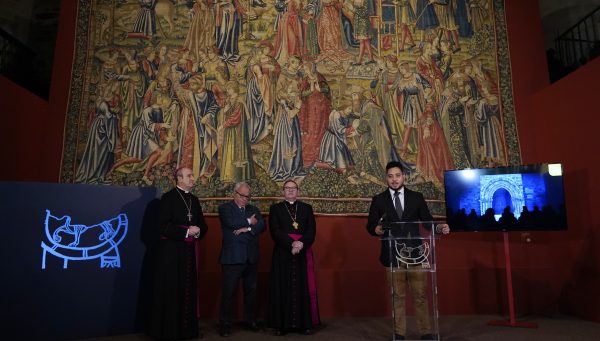 El presidente de la Fundación Las Edades del Hombre, Abilio Martínez Varea, el consejero de Cultura, Turismo y Deporte, Gonzalo Santonja, y el alcalde de Villafranca, Anderson Batista, participan en el acto de institucional de clausura de la exposición 'Hospitalitas'.