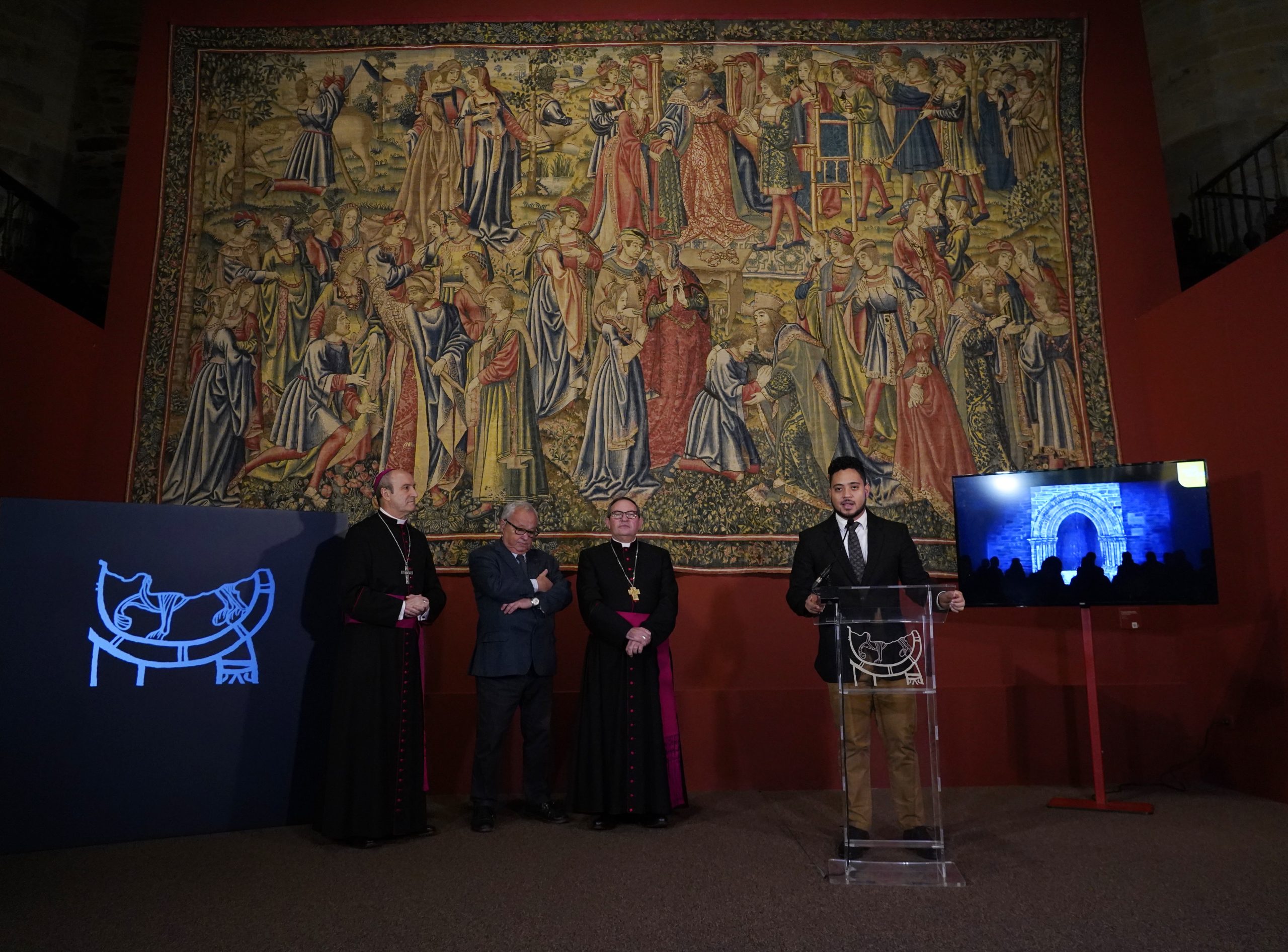 El presidente de la Fundación Las Edades del Hombre, Abilio Martínez Varea, el consejero de Cultura, Turismo y Deporte, Gonzalo Santonja, y el alcalde de Villafranca, Anderson Batista, participan en el acto de institucional de clausura de la exposición 'Hospitalitas'.