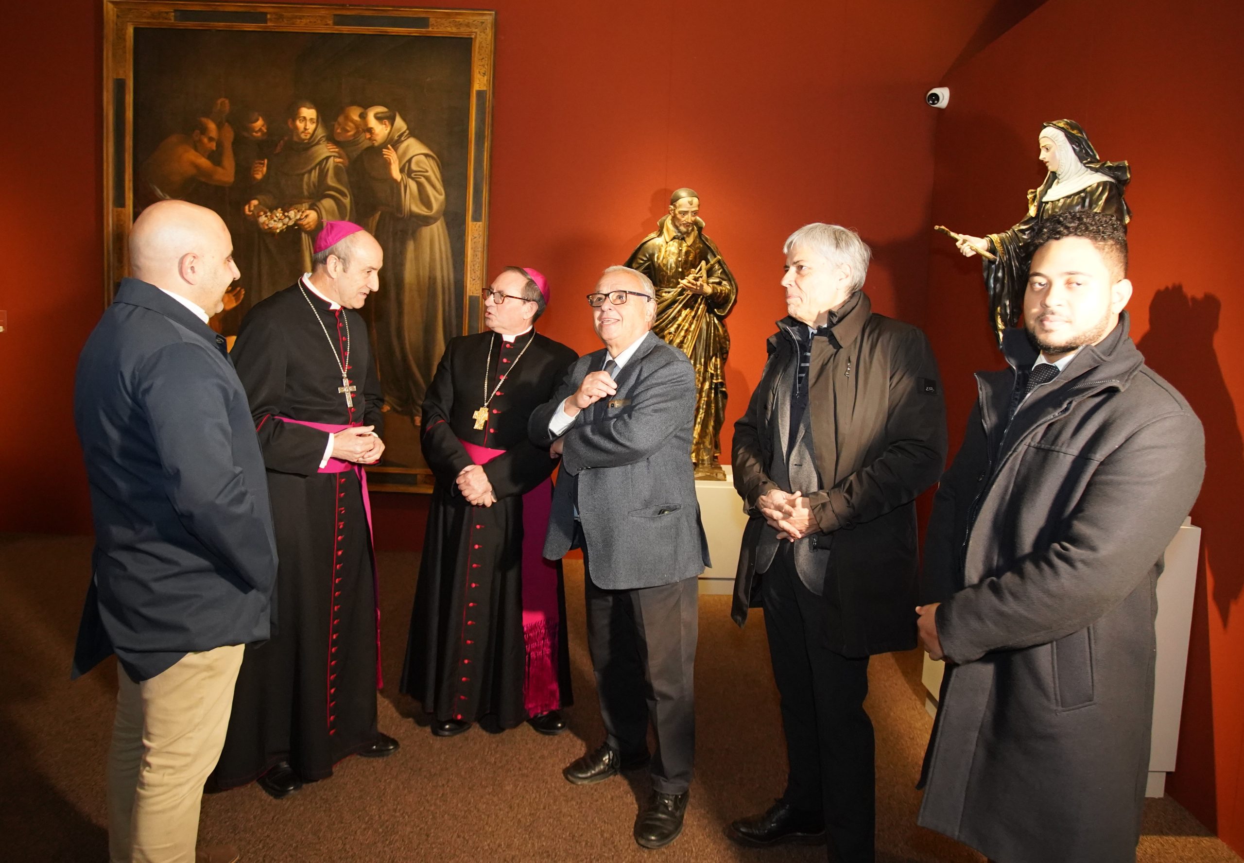 El presidente de la Fundación Las Edades del Hombre, Abilio Martínez Varea, el consejero de Cultura, Turismo y Deporte, Gonzalo Santonja, y el alcalde de Villafranca, Anderson Batista, participan en el acto de institucional de clausura de la exposición 'Hospitalitas'.