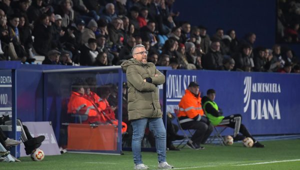 Javi Rey, en el banquillo de El Toralín