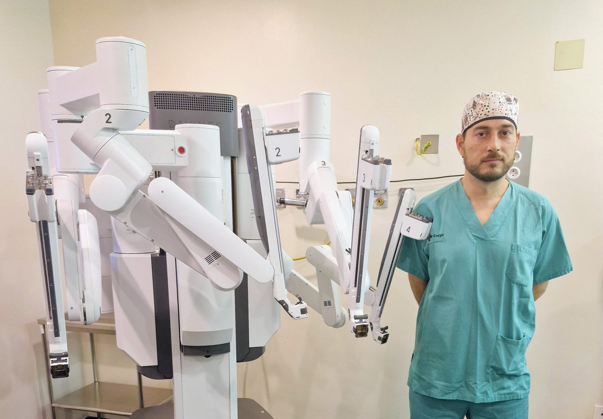 Urólogo con el robot Davinci