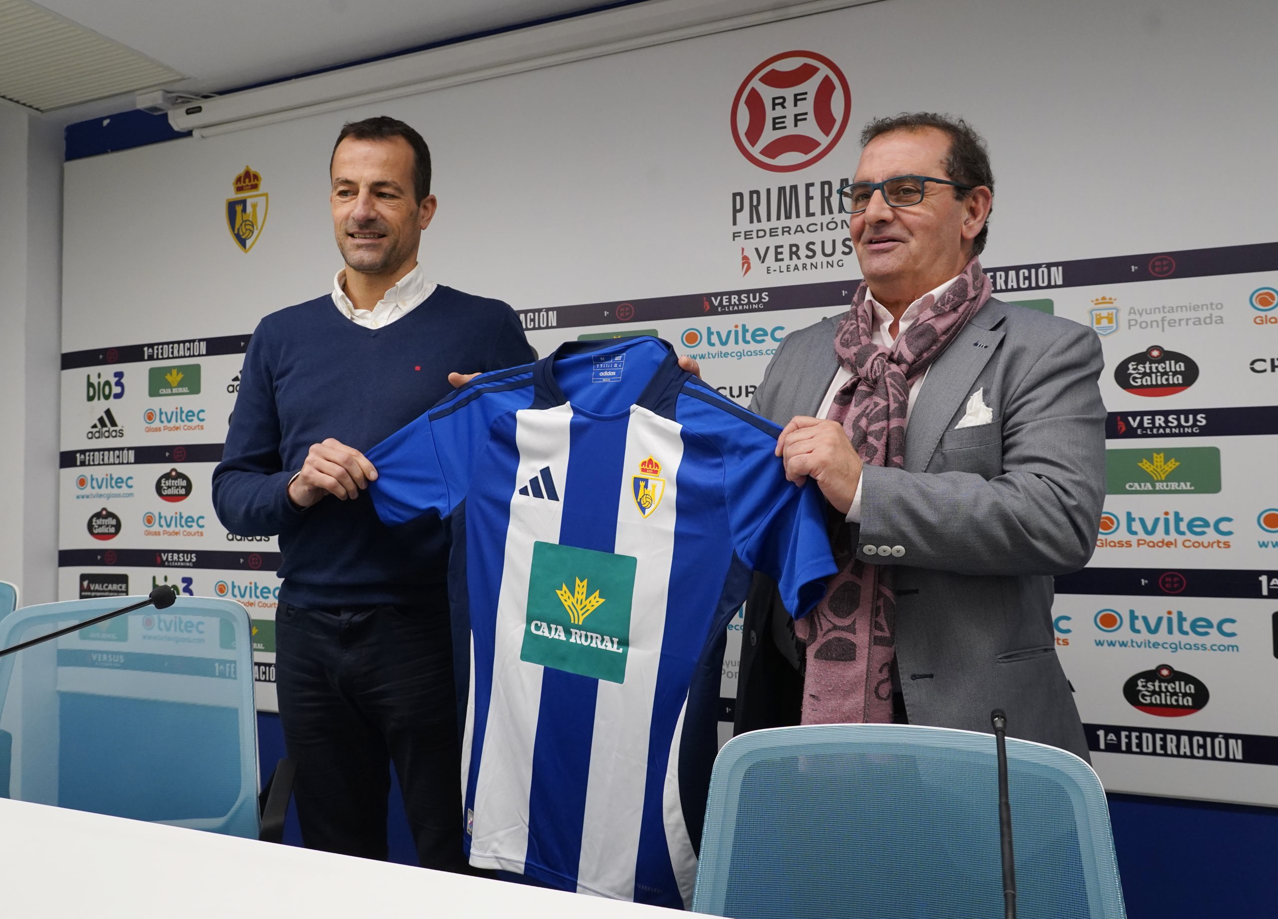 David López y Narciso Prieto, durante la presentación de la renovación de patrocinio entre la Ponferradina y Caja Rural