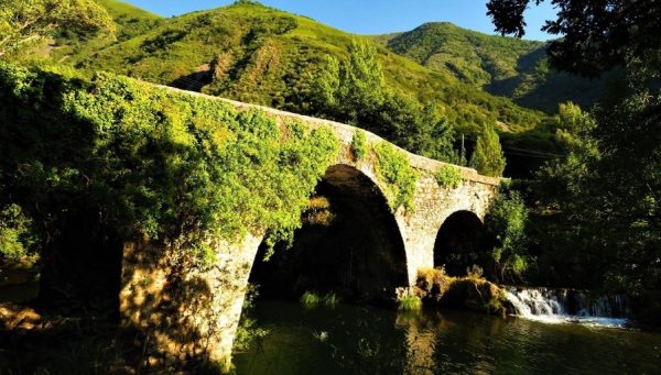 Puente de piedra en Palacios del Sil