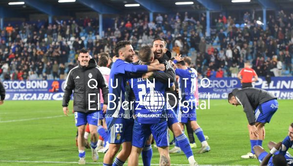 Los jugadores de la Ponferradina celebran la clasificación en la eliminatoria de Copa del Rey ante el Castellón