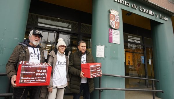 La plataforma Oncobierzo entrega en la Junta de Castilla y León más de 100.000 firmas para reclamar mejoras en la sanidad del Bierzo