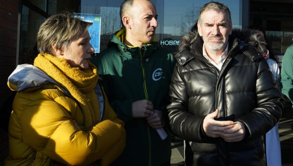 El presidente autonómico de la Central Sindical Independiente y de Funcionarios de Castilla y León, Benjamín Castro (D), junto a la presidenta provincial de CSIF León, Ofelia Rodríguez, y el responsable de la Agrupación Comarcal y del sector de Sanidad en El Bierzo, Maximino Prieto (C).