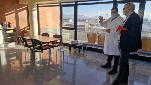 Juan Ortiz de Saracho y Olegario Ramón, en la sala de espera de Oncología