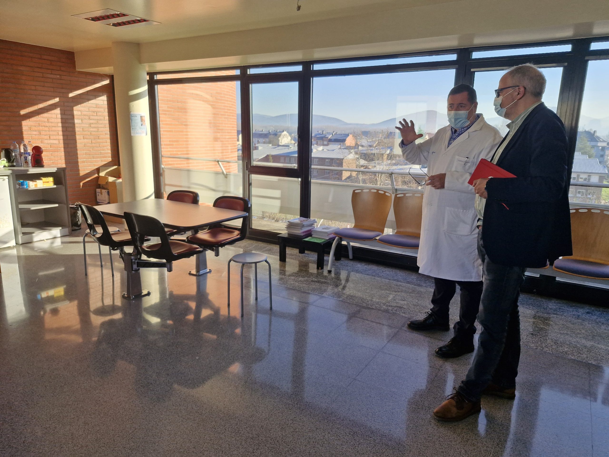 Juan Ortiz de Saracho y Olegario Ramón, en la sala de espera de Oncología