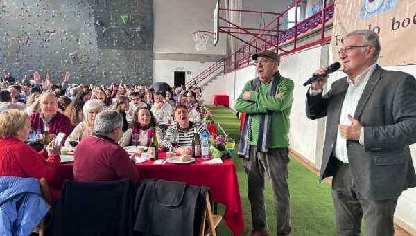 El alcalde de O Barco, Alfredo García, en la comida del pabellón.