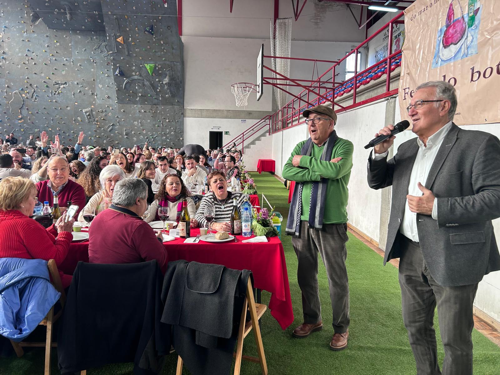 El alcalde de O Barco, Alfredo García, en la comida del pabellón.