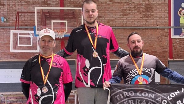 Alejandro González, en el centro, nuevo campeón de Castilla y León de tiro con arco en sala