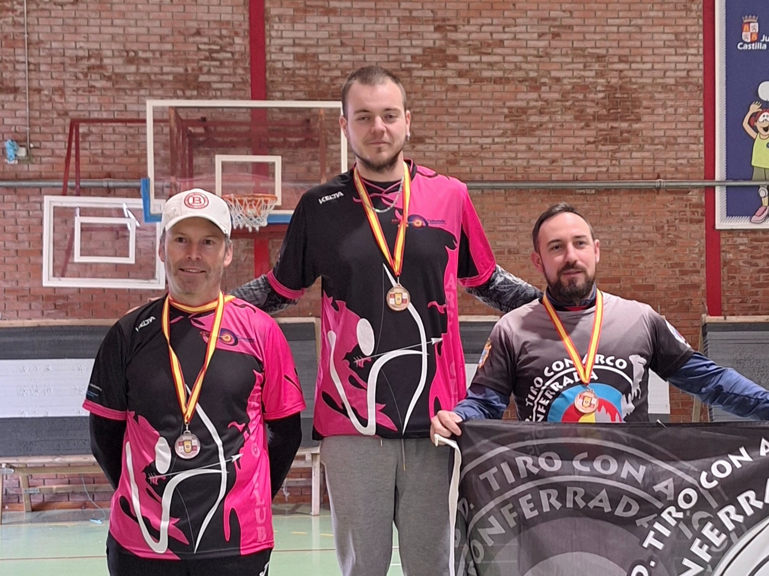 Alejandro González, en el centro, nuevo campeón de Castilla y León de tiro con arco en sala