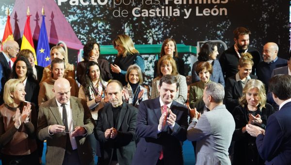 El presidente de la Junta de Castilla y León, Alfonso Fernández Mañueco, preside el acto de firma del Pacto Social por las familias de la Comunidad