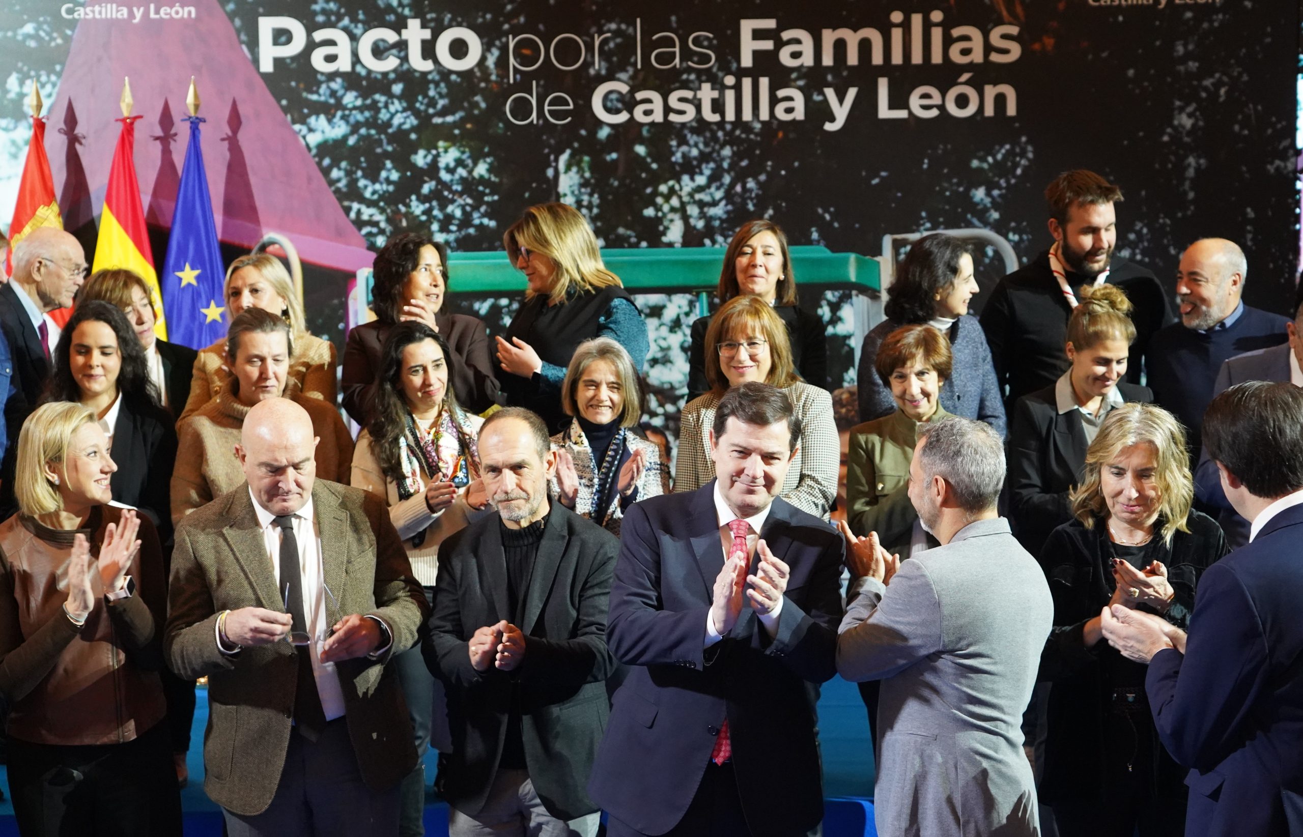 El presidente de la Junta de Castilla y León, Alfonso Fernández Mañueco, preside el acto de firma del Pacto Social por las familias de la Comunidad