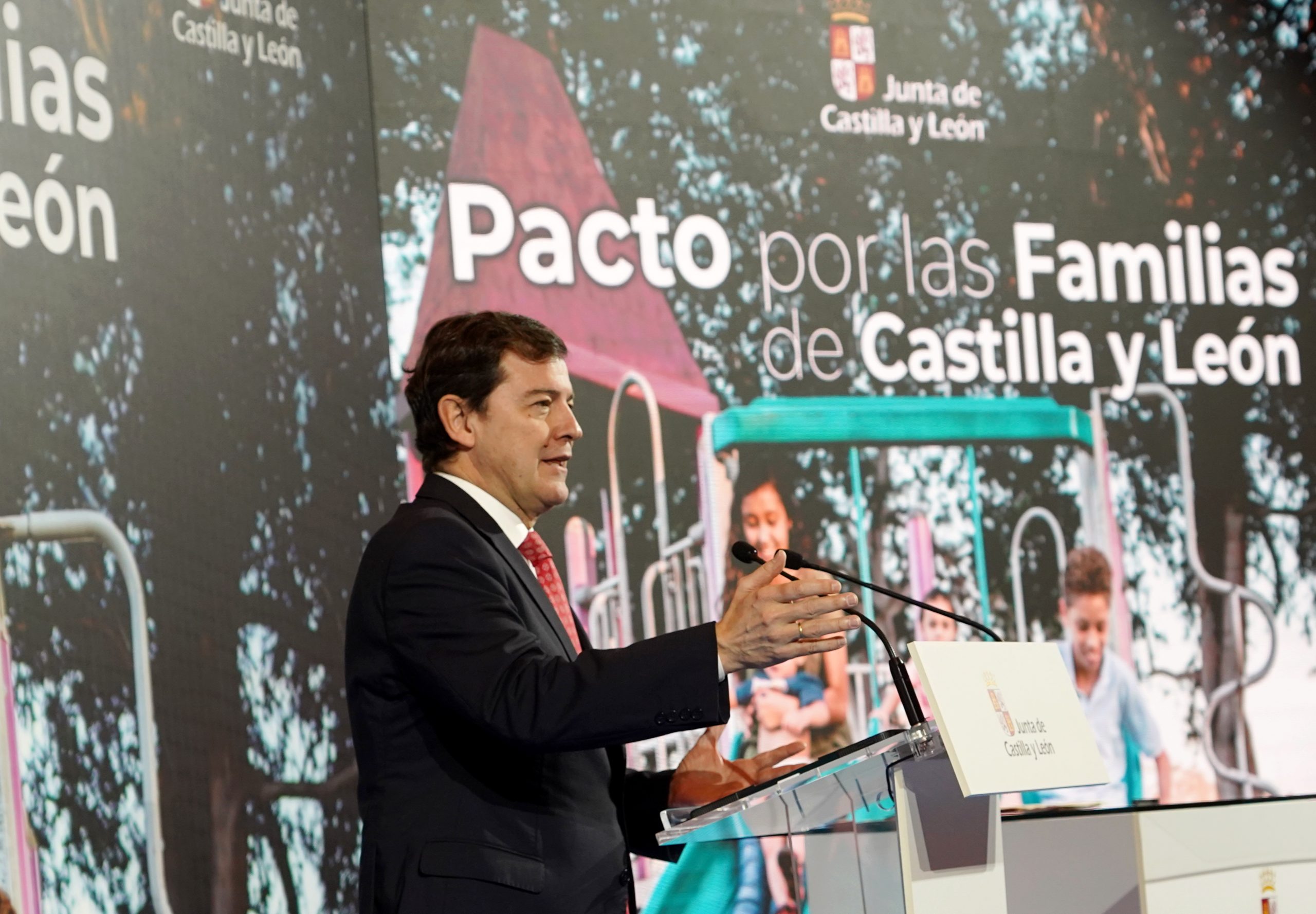 El presidente de la Junta de Castilla y León, Alfonso Fernández Mañueco, preside el acto de firma del Pacto Social por las familias de la Comunidad