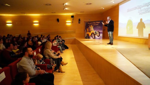 El presidente de las Cortes de Castilla y León, Carlos Pollán, recibe y da la bienvenida a los participantes en el cuentacuentos ''''El Cuarto Rey Mago y los deseos imposibles'''', escrito por Ana Iris Simón, que organiza la Fundación de Castilla y León