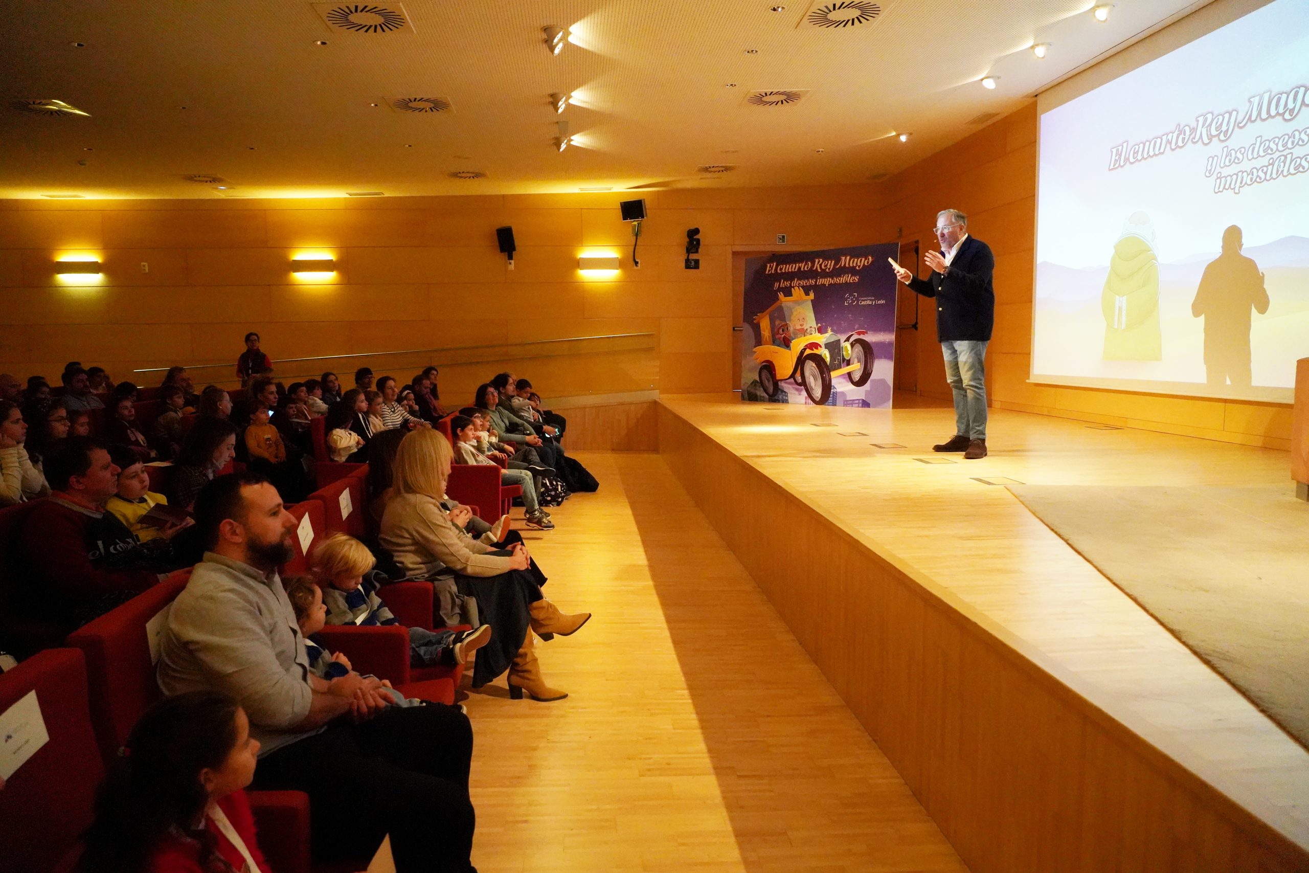 El presidente de las Cortes de Castilla y León, Carlos Pollán, recibe y da la bienvenida a los participantes en el cuentacuentos ''''El Cuarto Rey Mago y los deseos imposibles'''', escrito por Ana Iris Simón, que organiza la Fundación de Castilla y León