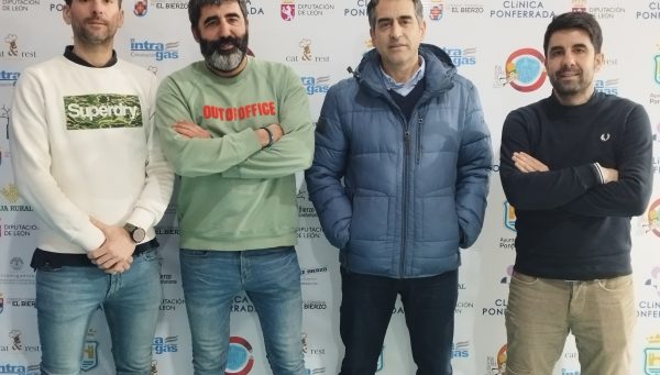 Óscar García (2D), junto a sus compañeros de la junta directiva del Ciudad de Ponferrada