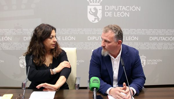 El diputado y la concejala de Turismo, Octavio González y Mercedes Escudero, presentan la web de Turisleon y de la presencia del Consorcio de Turismo en Fitur