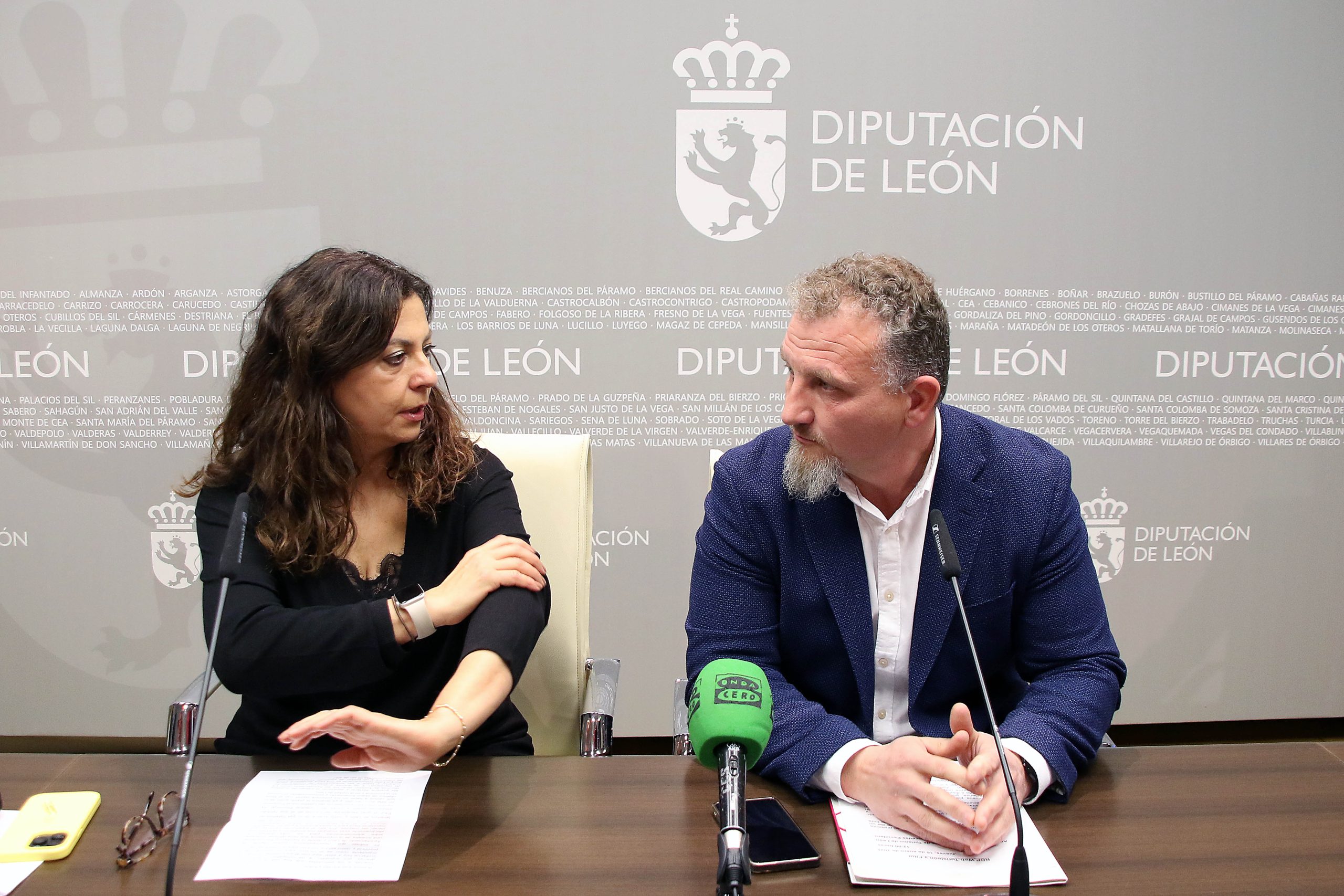 El diputado y la concejala de Turismo, Octavio González y Mercedes Escudero, presentan la web de Turisleon y de la presencia del Consorcio de Turismo en Fitur