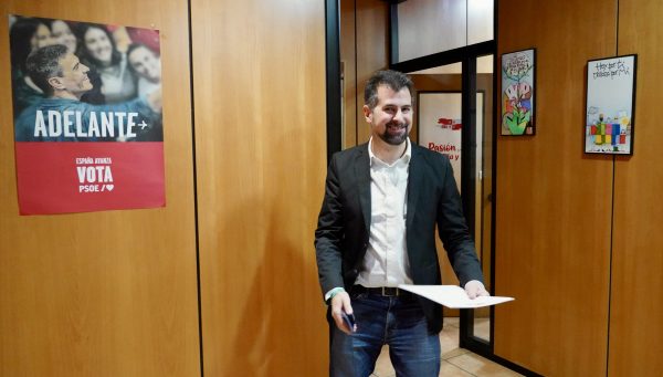 El secretario general del PSOE de Castilla y León, Luis Tudanca, anuncia su renuncia a la reelección