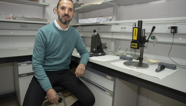 Marcos Guerra, investigador de la Universidad de León en el Campus de Ponferrada, realiza un estudio sobre la conservación de las frutas y verduras del Bierzo una vez recolectadas