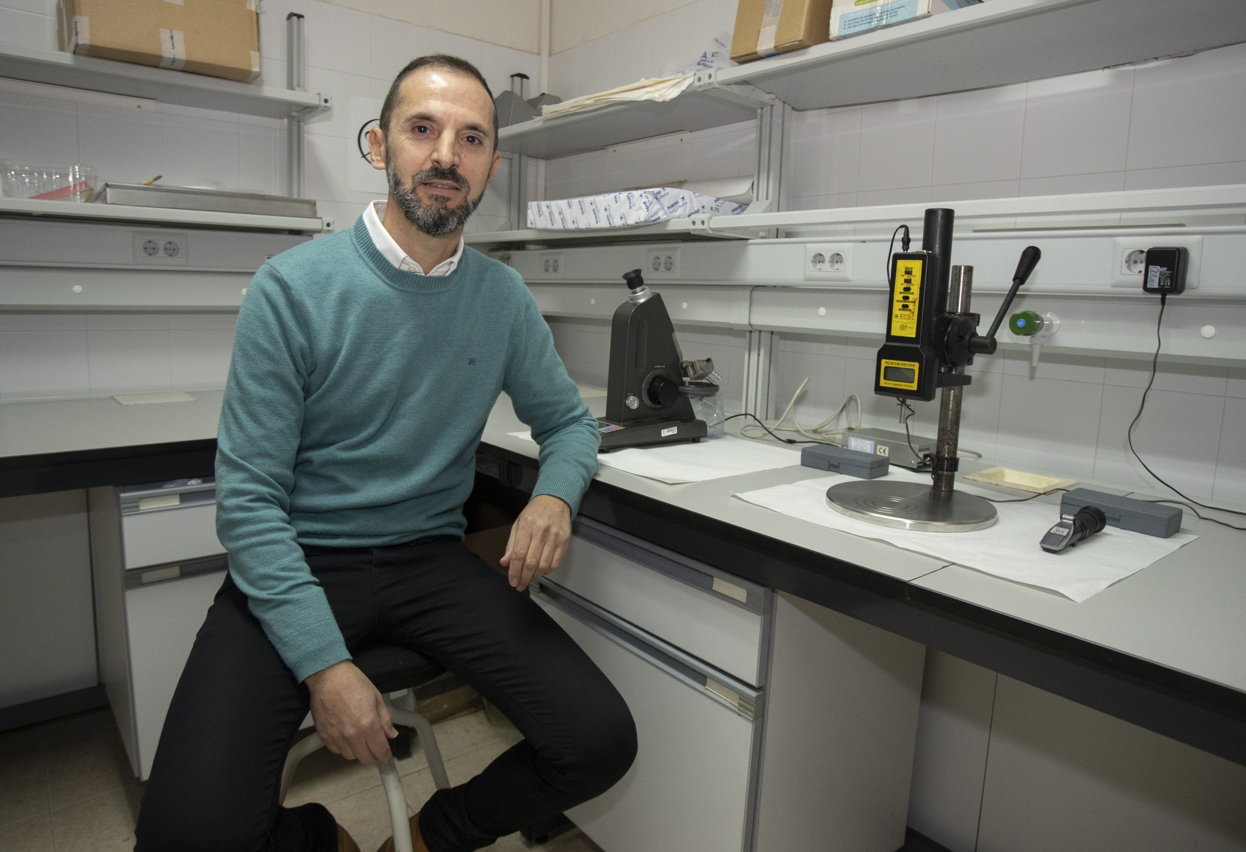 Marcos Guerra, investigador de la Universidad de León en el Campus de Ponferrada, realiza un estudio sobre la conservación de las frutas y verduras del Bierzo una vez recolectadas