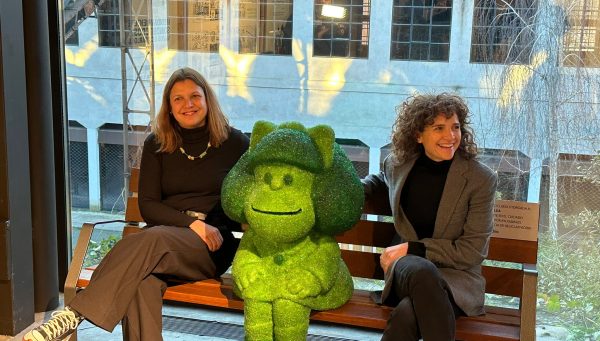 Yasodhara López y Concepción Fernández posan con la escultura de Mafalda en el Museo de la Energía.