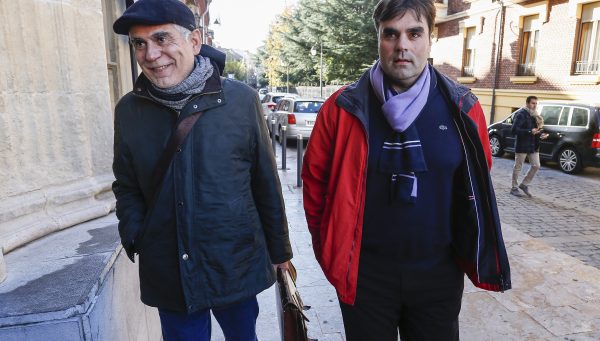 El alcalde de Cacabelos, Sergio Álvarez (D), junto a su abogado, Jorge Félix Ordiz, en la Audiencia Provincial