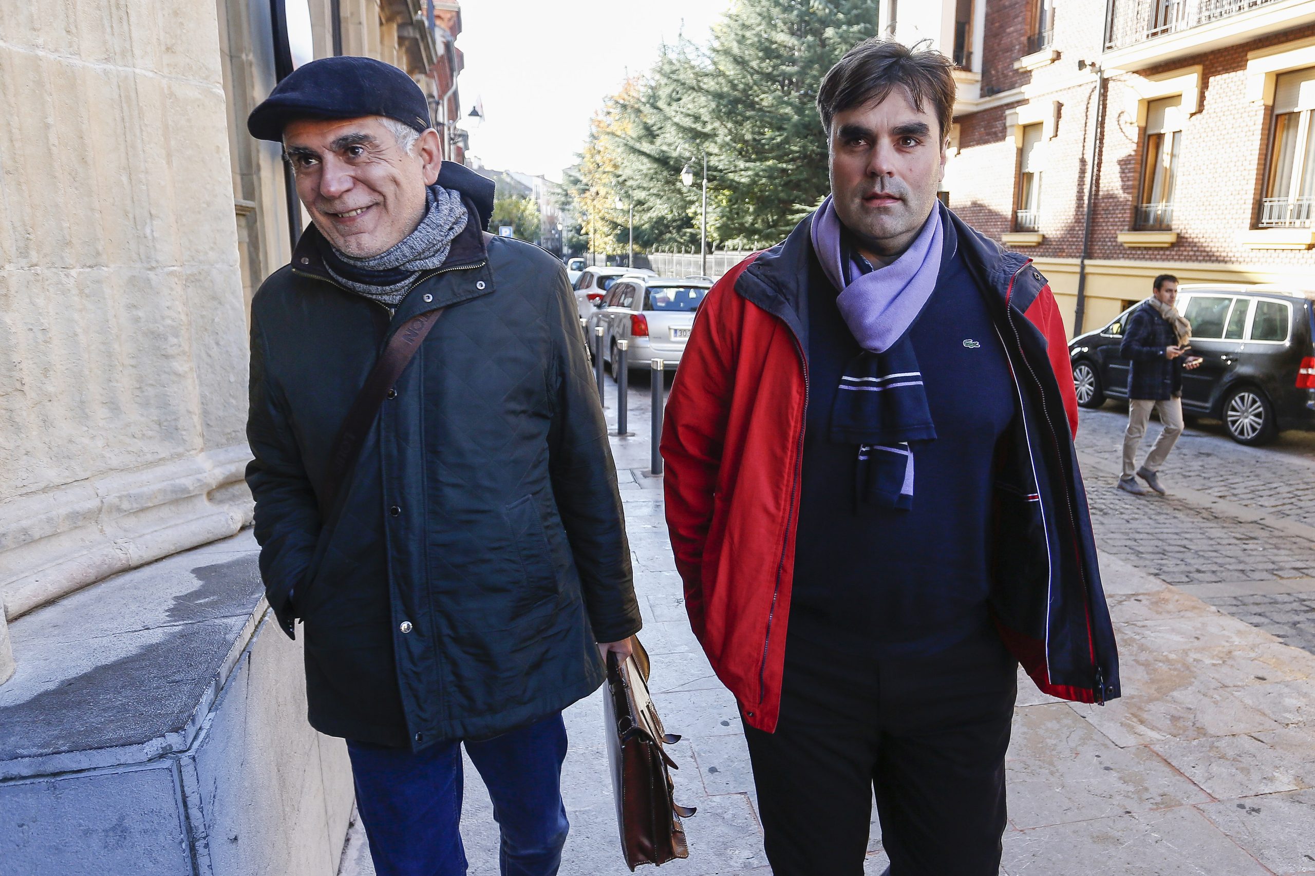 El alcalde de Cacabelos, Sergio Álvarez (D), junto a su abogado, Jorge Félix Ordiz, en la Audiencia Provincial