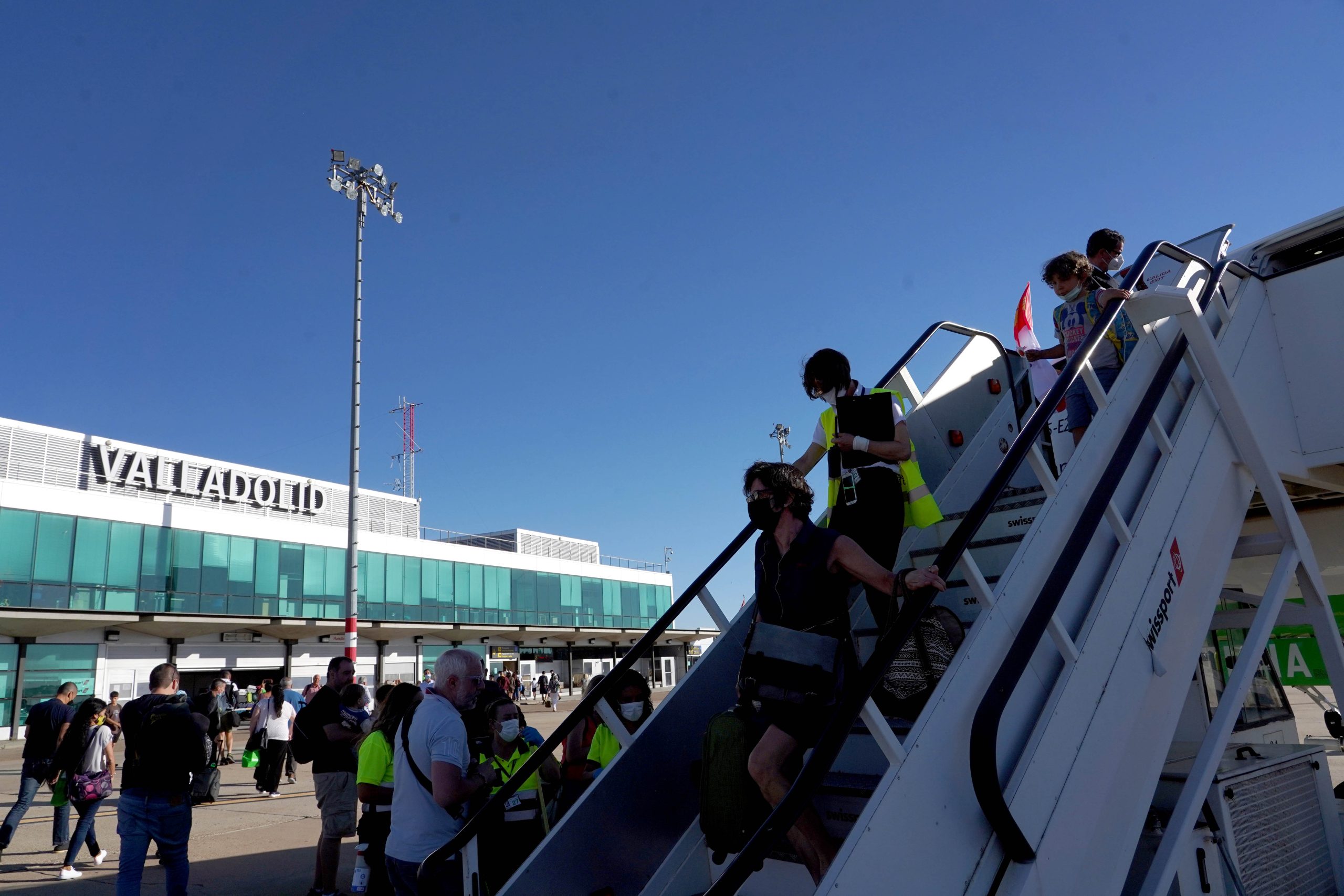 Llegada de pasajeros al Aeropuerto de Villanubla