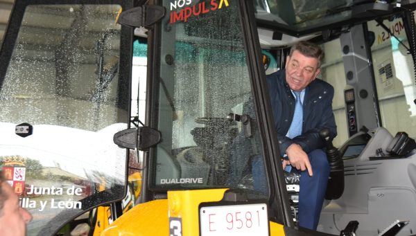 Luis Miguel González Gago, en la nueva máquina entregada a la mancomunidad zamorana