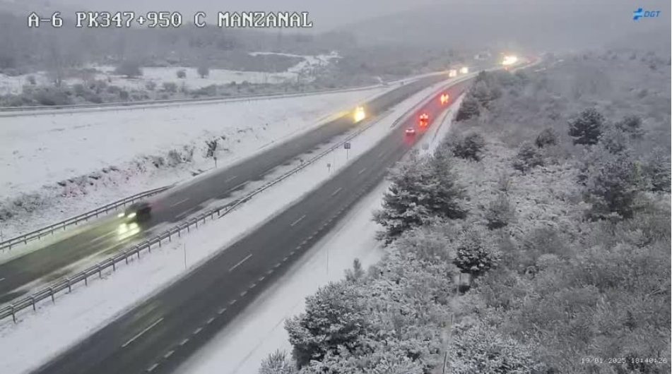 Nieve en la A-6 en el puerto del Manzanal