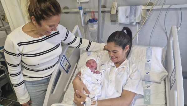 Oliver, con su madre y su abuela en el Hospital El Bierzo