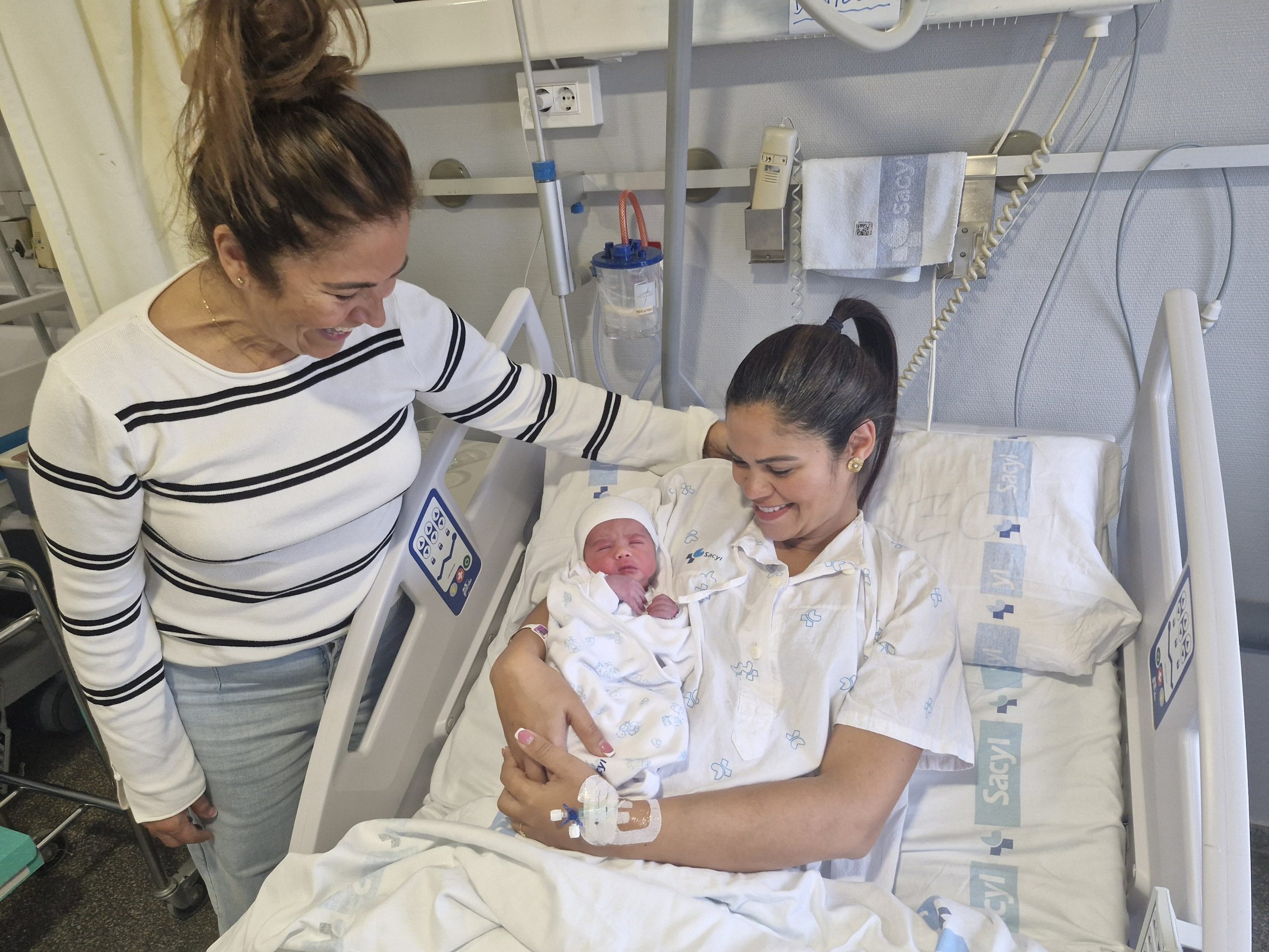 Oliver, con su madre y su abuela en el Hospital El Bierzo