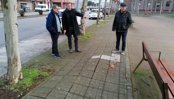 Iván Alonso comprueba el estado de las aceras de la avenida de la Libertad junto a vecinos de la zona