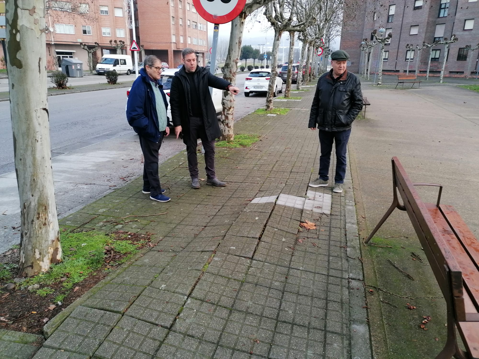 Iván Alonso comprueba el estado de las aceras de la avenida de la Libertad junto a vecinos de la zona